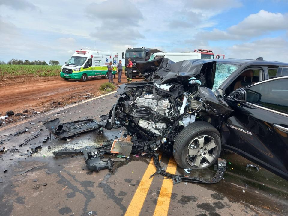 Foto 8 de 12 — Colisão Frontal: grave acidente deixa três feridos em vicinal de Matão